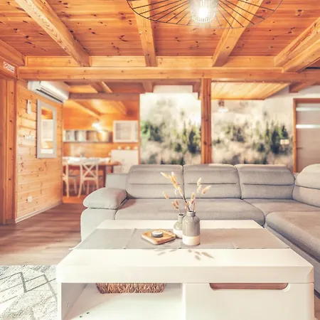 Hébergement de vacances Dom To Za Malo! Caloroczny Dom Z Prywatnym Jacuzzi