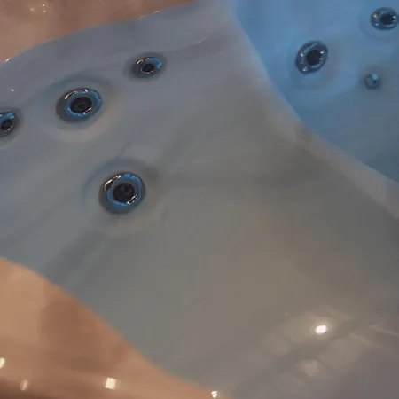 Dom To Za Malo! Caloroczny Dom Z Prywatnym Jacuzzi Сasa de vacaciones